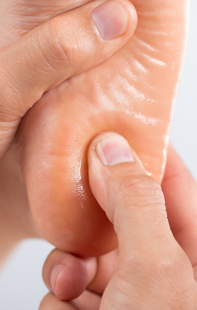 脚底按摩，缓解疲劳，改善睡眠还能促进血液循环