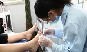 朋朋修脚（长江路兴工街店）的logo