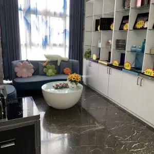 玖卿美容养发生活馆的logo