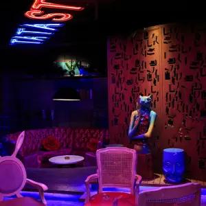 他她量贩式KTV（汝河路店）的logo