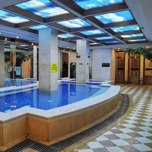 新我温泉酒店的logo